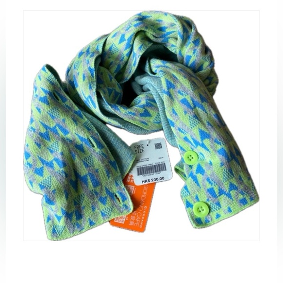 giordano Accessories - Giordano transforming cape new with tags.